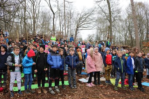 Ein Wald voller Kinder – und alle haben zur Einrichtung des Grünen Klassenzimmers beigetragen. © Kirsten Sundermann