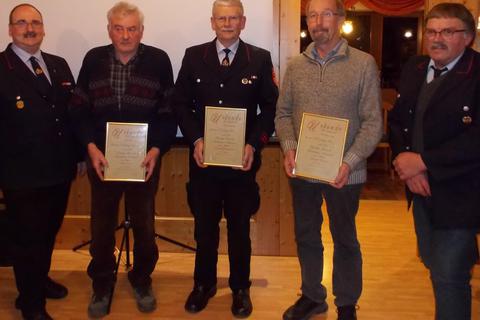 Ehrung für 50 Jahre Mitgliedschaft: Mit dabei waren (von links) Wehrführer und Vorsitzender Stefan Weimer, die Geehrten Willi Arras I, Rudolf Grundmann und Harald Weimar sowie stellvertretender Vorsitzender Willi Arras II. Foto: Feuerwehr