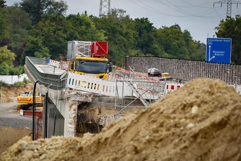 Könnte noch der geborgen werden: der Lastwagen auf der einsturzgefährdeten Salzbachtalbrücke. Foto: Sascha Kopp