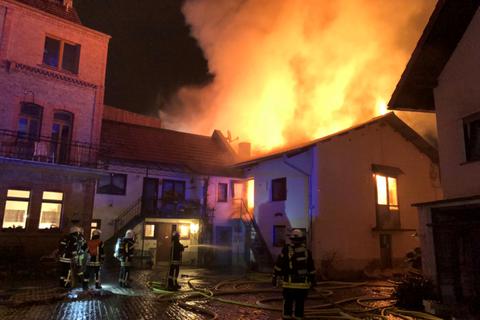 Lichterloh in Flammen standen die Gebäude auf dem Areal der Schlagmühle am Wickerbach. Foto: Wiesbaden112.de 
