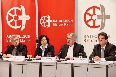 Pressekonferenz in Mainz (v.l.n.r.): Generalvikar Udo Markus Bentz, Ordinariatsdirektorin Stephanie Rieth, Bischof Peter Kohlgraf und Bistumssprecher Tobias Blum.
