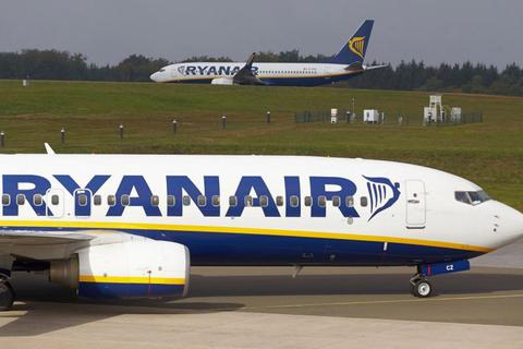 Zwei Flugzeuge der Fluggesellschaft Ryanair auf dem Rollfeld. Archivfoto: dpa 
