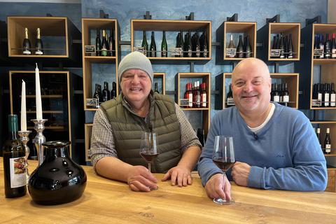Die beiden Podcast-Hosts René Harth und Thomas Ehlke in der Vinothek des Niersteiner Wein- und Parkhotels. 