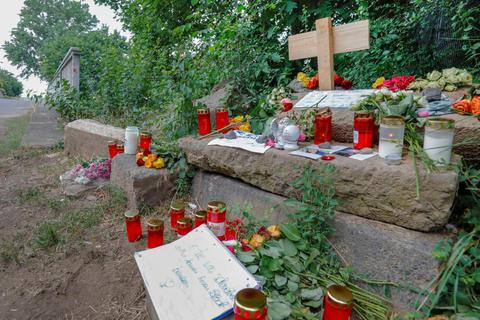 Kerzen erinnern in der Nähe des Tatorts an Susanna. Foto: Sascha Kopp