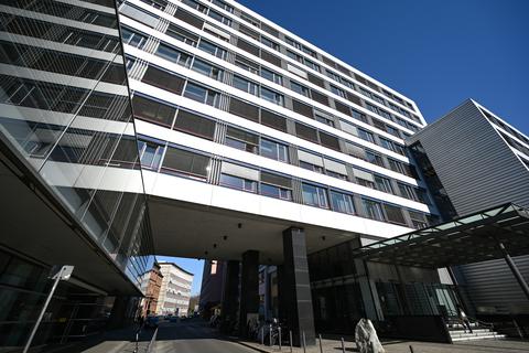 Blick auf den Sitz der Frankfurter Generalstaatsanwaltschaft: Die Korruptionsvorwürfe wiegen schwer - und beschäftigen die Justiz bis heute.  Foto: dpa
