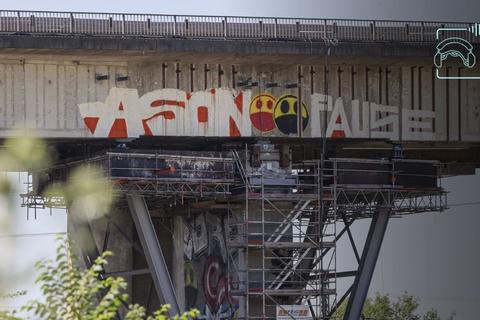 Die Sperrung der Salzbachtalbrücke hat in Wiesbaden zu einem nie dagewesenen Ausnahmezustand geführt. Gesperrt sind Autobahn, Bundesstraße und Bahnhof.  Archivfoto: René Vigneron