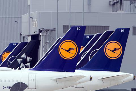 Lufthansa-Flugzeuge auf einem Flughafen. Foto: dpa