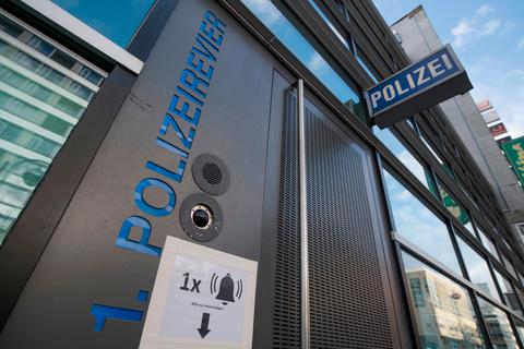 Der Eingang des 1. Polizeireviers auf der Ziel, von dessem Computer die persönlichen Daten der Anwältin abgefragt wurden. Foto: Boris Rössler/dpa 