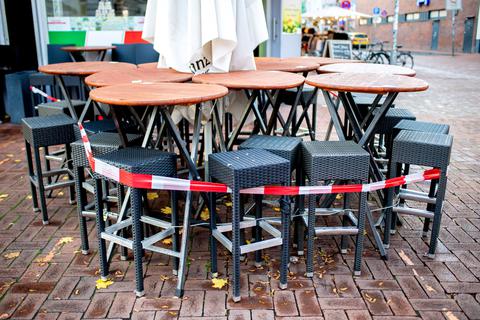 Mit Flatterband abgesperrte Tische und Stühle vor einer Pizzeria während der Corona-Pandemie. Symbolfoto: dpa