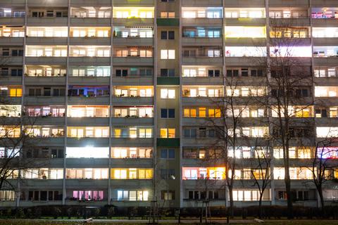 Fast jeder zweite der rund 8,4 Millionen Haushalte mit einer Mietwohnung in einer deutschen Großstadt gibt laut einer Studie mehr als 30 Prozent seines Nettoeinkommens für die Miete aus.  Foto: dpa