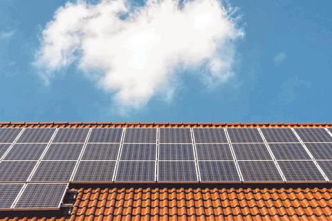 Photovoltaikpanels auf einem Dach.  Archivfoto: dpa