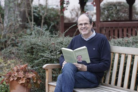 Prof. Martin Weber im Garten der Palliativstation, die er von 2005 bis 2022 geleitet hat. Über sein Wirken hat er jetzt ein Buch geschrieben.