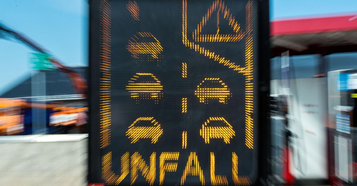 Bagger-bleibt-an-Autobahnbr-cke-h-ngen-Schaden-unklar