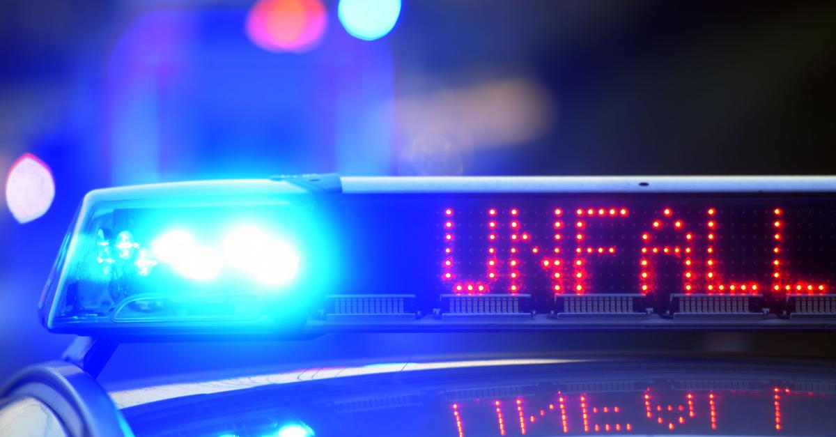 Auto-berschl-gt-sich-zwei-Menschen-schwer-verletzt