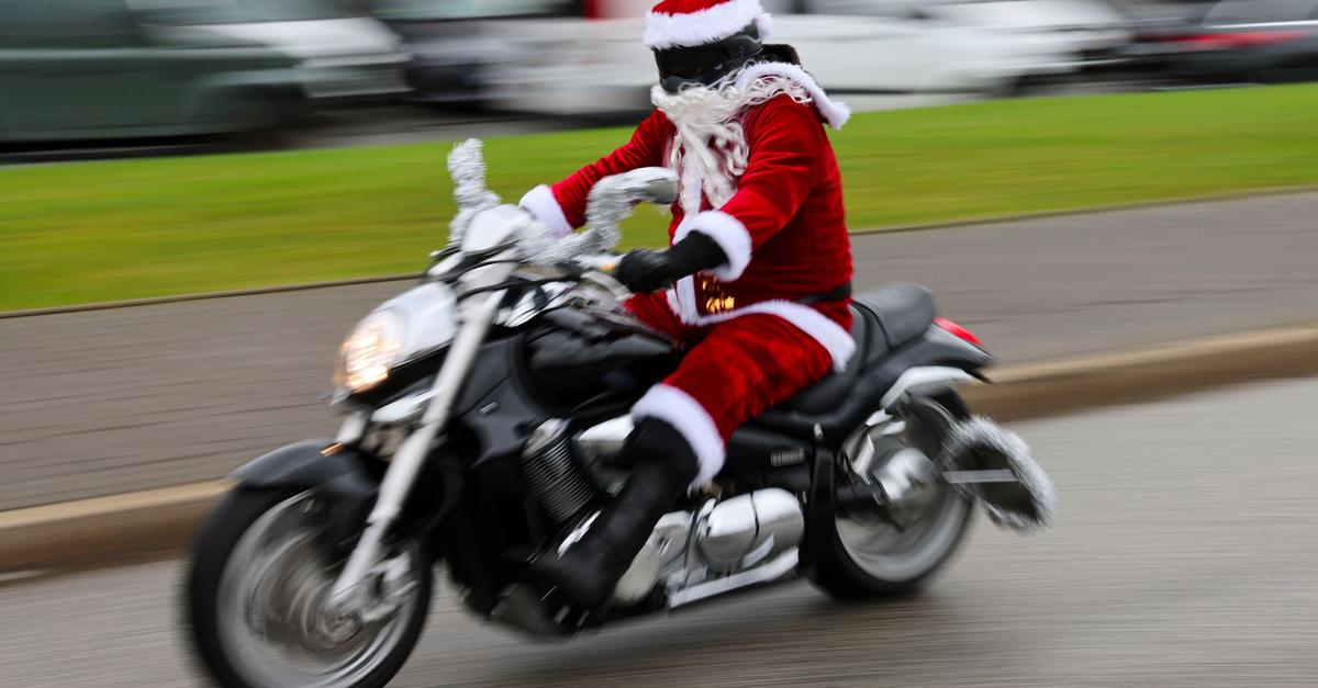 Benefiz-Weihnachtsmann-st-rzt-mit-Motorrad-f-nf-Verletzte