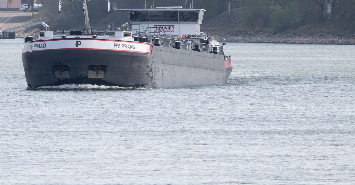 Rhein-wieder-frei-festgefahrenes-Schiff-befreit