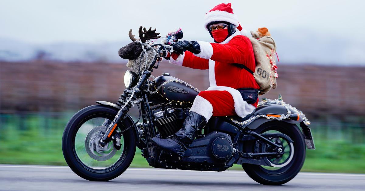Weihnachtsm-nner-auf-Motorr-dern-sammeln-f-r-kranke-Kinder