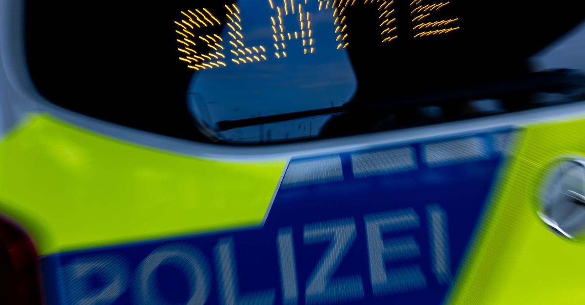 Schulbus-rutscht-auf-glatter-Stra-e-in-Graben