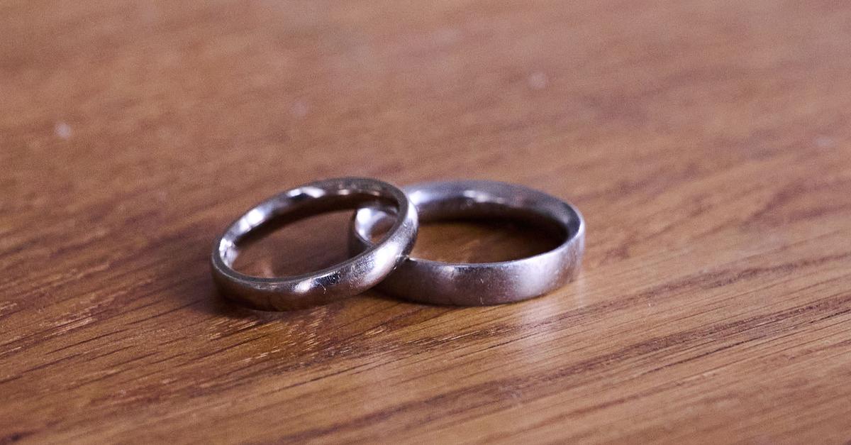 Erst-Papiere-dann-Ring-Heiratsantrag-bei-Polizeikontrolle