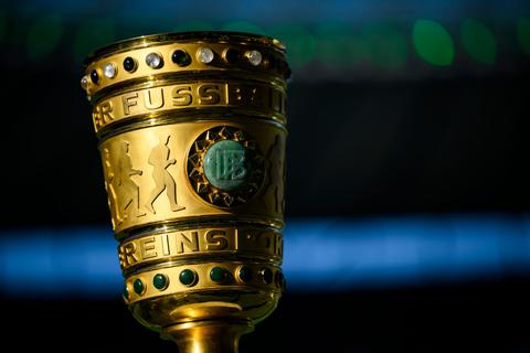 Der DFB-Pokal ist vor dem Spiel auf einem Podest zu sehen.