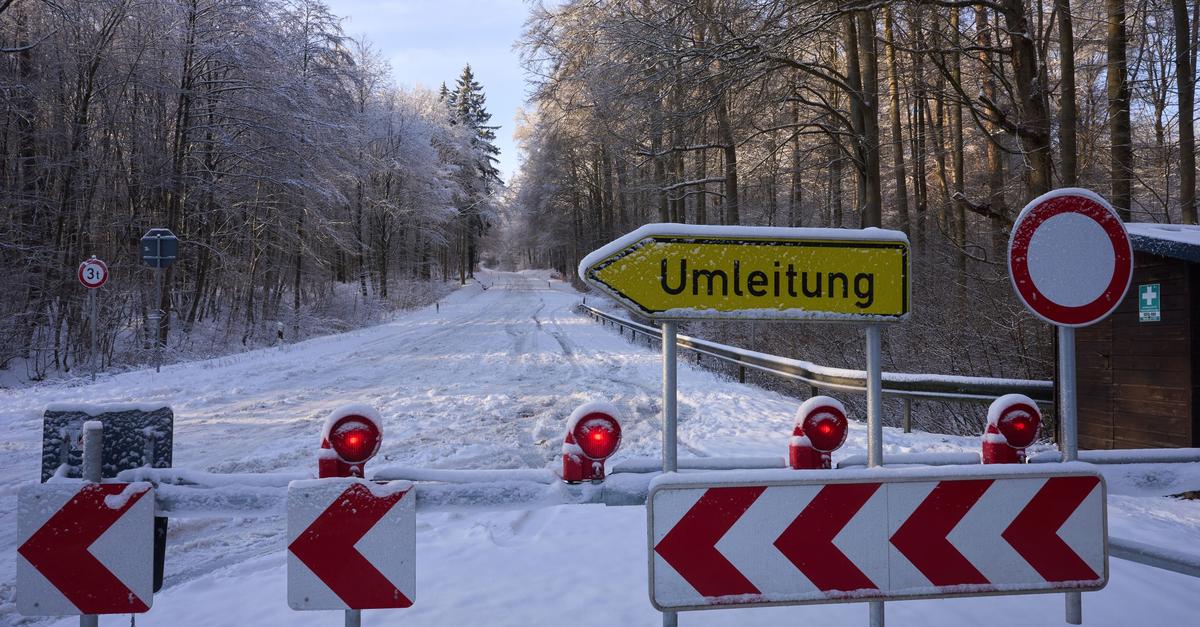 Versp-tungen-und-gestrichene-Linien-wegen-Glatteis-am-Morgen