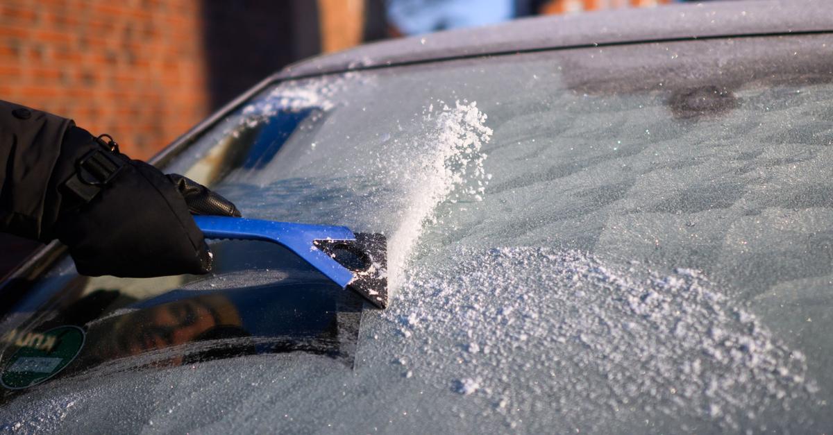 Polizei-mahnt-Autos-von-Eis-und-Schnee-befreien
