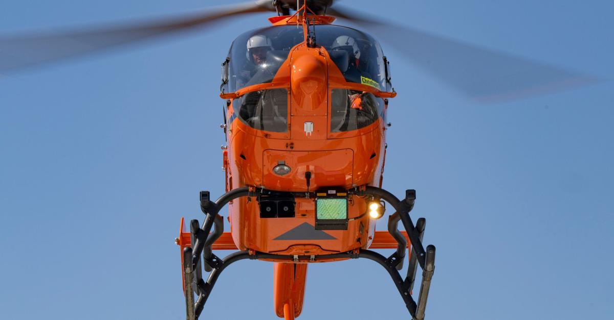 Auto-prallt-gegen-Baum-Fahrer-schwerstverletzt