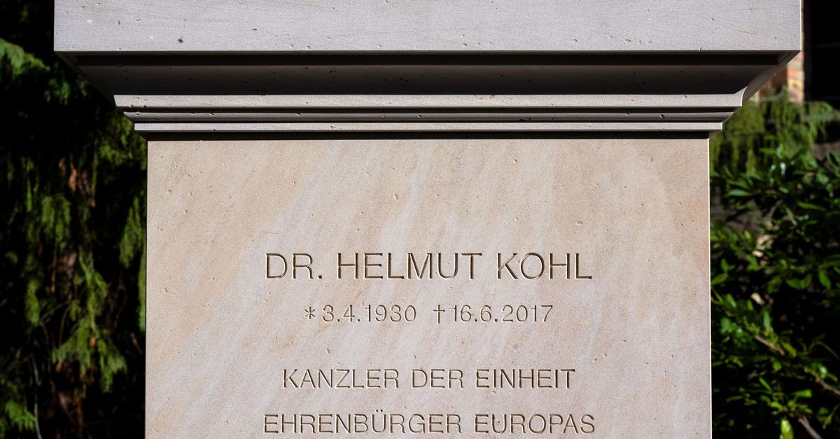 Gestaltung von Helmut-Kohl-Grab beendet: Ein Denkmal im Park