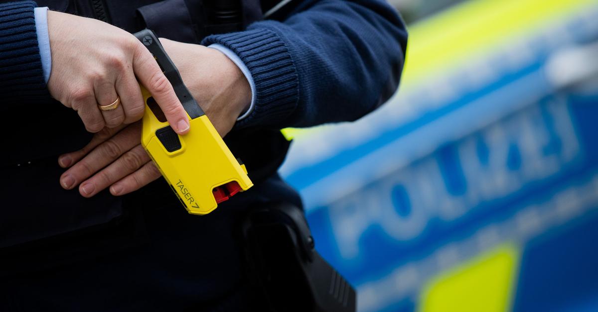 Polizei-stoppt-Frau-in-Kirche-mit-Taser