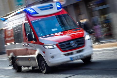 Ein Rettungswagen ist mit Blaulicht im Einsatz.