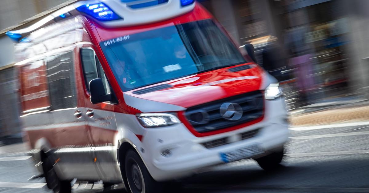 Auto-kracht-in-Biebrich-gegen-Bank-Jugendlicher-verletzt