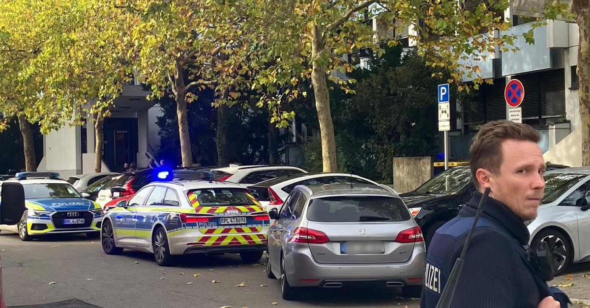 Rettungsdienst-untersucht-Betroffene-Reizgas-in-der-Schule-