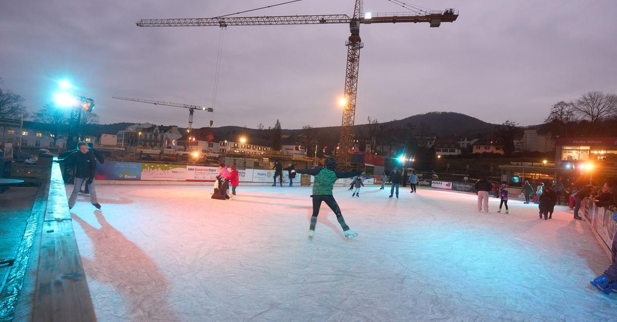 Schlittschuhe-schn-ren-Eisbahnen-sind-er-ffnet