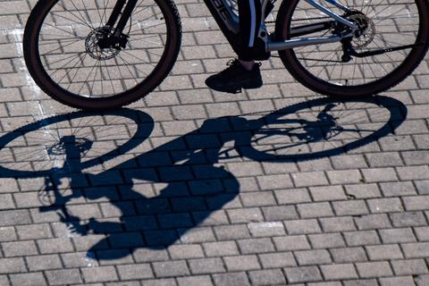 Ein Radfahrer wirft einen Schatten.