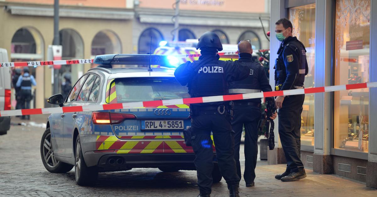 Jahrestag-Blumen-und-Kerzen-f-r-die-Opfer-der-Amokfahrt