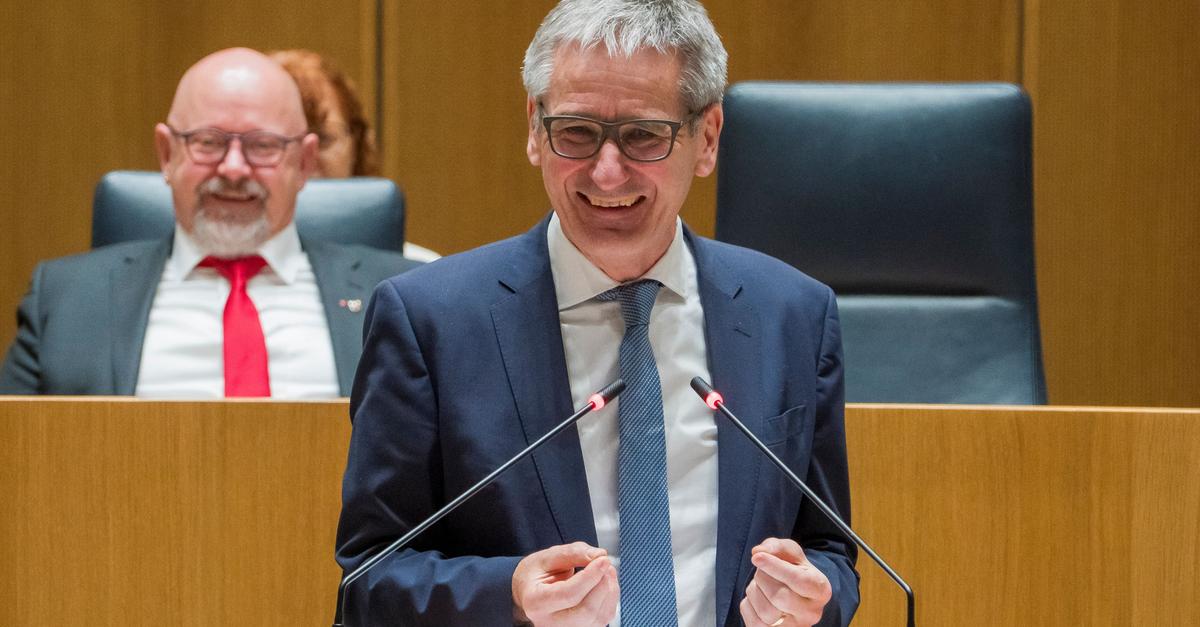 Selfie-Umarmung-und-warme-Worte-bei-letzter-Landtagssitzung