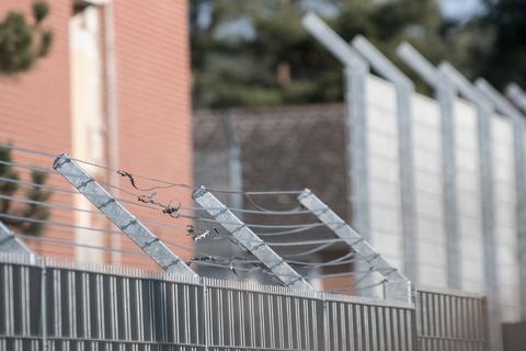 Die Zaunanlage am Hessischen Abschiebegefängnis in Darmstadt-Eberstadt.