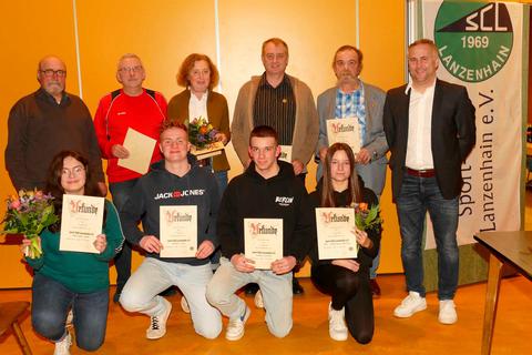 Oliver Gerch (hinten,v.r.) ehrt Wolfgang Jestädt, Edgar Jöckel, Hubert Jöckel, Sigrid Schmidt und Georg Amerschläger für 50-jährige Vereinsstreue und für 10-jährige (vorne, v.l.) Merinda Greb, Conner Lein, Jonas Lorenz und Mia-Kathleen Müller. © Henning