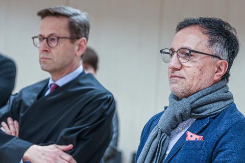 Murat Burcu (rechts) und sein Verteidiger Georg Melzer vor dem Wiesbadener Arbeitsgericht.