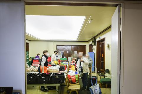 Bei der Tafel Wiesbaden helfen bis zu 240 Mitarbeiter ehrenamtlich mit.