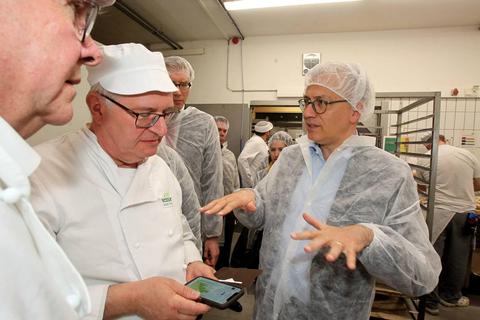 Die Bäckermeister geben Hessens Wirtschaftsminister Tarek Al Wazir (rechts) Antworten auf seine Fragen. Foto: hbz/Jörg Henkel