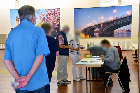 Im Kasteler Bürgerhaus gibt es schon am Vormittag regen Andrang an den Wahlkabinen. Foto: hbz/Kristina Schäfer