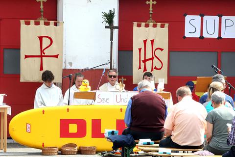 Im Rahmen von „Kirche an anderen Orten“ feiert die St.-Rochus-Gemeinde ihren Gottesdienst bei der DLRG. Jörg Henkel/hbz