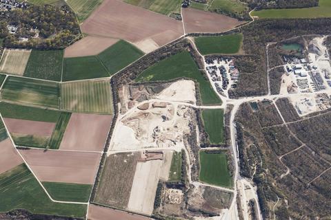 Rund 200.000 Tonnen Sand fördert DBW Recycling jedes Jahr von seiner Abbaufläche, hier auf einem Luftbild aus dem Jahr 2020. Unten links zu sehen ist die ICE-Strecke parallel zur A 66. Der Blick geht nach Süden. Foto: Stadt Wiesbaden