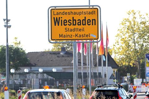 „Wiesbaden“ und „Mainz-Kastel“ sollen nach dem Willen des Ortsbeirats in gleich großer Schrift zu lesen sein. © hbz/Jörg Henkel