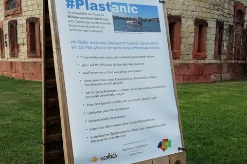 Die Plakate der Wilhelm-Leuschner-Schule am Kasteler Rheinufer sollen das Bewusstsein für Plastikmüll schärfen. Fotos: Katharina Petermeier