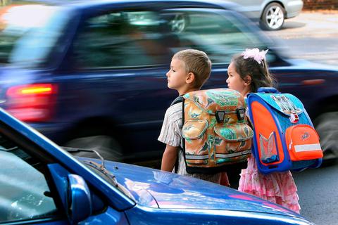 Erhöhter Autoverkehr im Bereich von Schulen bringt Schüler in brenzlige Situationen. Archivfoto: dpa 