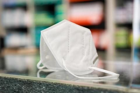 Drei FFP2-Masken verteilen auch die Apotheken in Kastel und Kostheim kostenfrei an über 60-Jährige und Risikopatienten. 2021 sollen weitere Masken nach Vorlage eines Coupons erhältlich sein. Archivfoto: Lukas Görlach