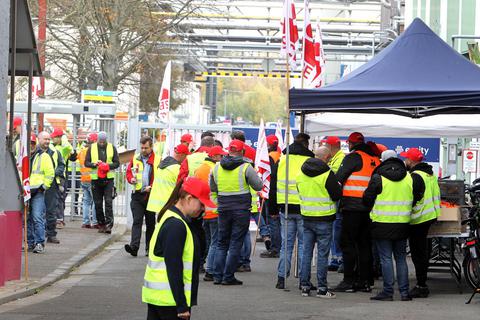 An der Aktion vor dem Tor des Essity-Papierwerks in Kostheim nehmen etwa 100 Beschäftigte teil. Foto: hbz/Jörg Henkel