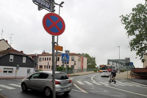 Eine Sonderlösung für Fahrradfahrer – die AUF hatte einen entsprechenden Antrag gestellt – wird es an der Kostheimer Mainbrücke nicht geben. Foto: hbz/Jörg Henkel